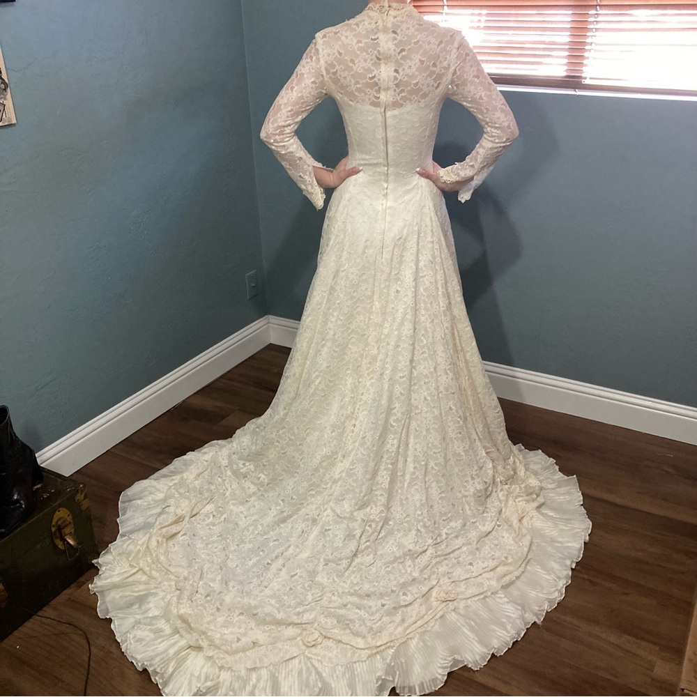 1950s William Cahill Original Lace Ivory Wedding Dress with Full Train - Picture 2 of 8